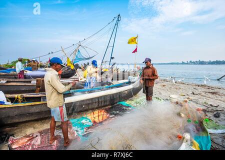 Inde, stato del Kerala, Kochi (o) Cochin, Fort Kochi (ou Fort Cochin) distretto, i pescatori preparano le loro reti Foto Stock