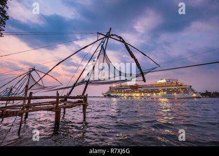 Inde, stato del Kerala, Kochi (o) Cochin, Fort Kochi (ou Fort Cochin) distretto, cinese fishnig reti importati da operatori commerciali cinesi nel XIV e XV secolo Foto Stock