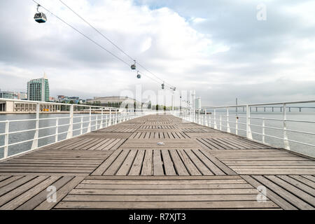 Telecabine Lisboa al Parque das Nacoes (Parco delle Nazioni) a Lisbona, Portogallo, le funivie si affacciano sul ponte Vasco da Gama sul fiume Tago. Foto Stock