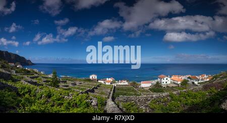 Portogallo Azzorre, Santa Maria Island, Maia, vista in elevazione della città e di roccia vulcanica vigneti Foto Stock