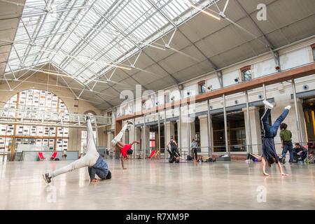 Francia, Parigi, il Centquatre, artistiche innovative e di istituzioni culturali Foto Stock