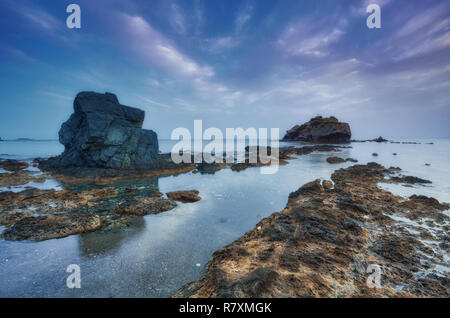 Guardando attraverso un campeggio verso Chrysohou Bay, Laatchi, Polis e i Monti Troodos, la penisola di Akamas, Paphos, Cipro. Foto Stock