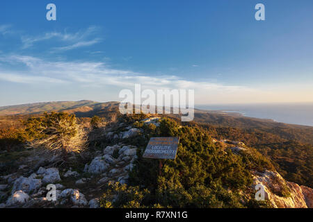 Guardando attraverso un campeggio verso Chrysohou Bay, Laatchi, Polis e i Monti Troodos, la penisola di Akamas, Paphos, Cipro. Foto Stock