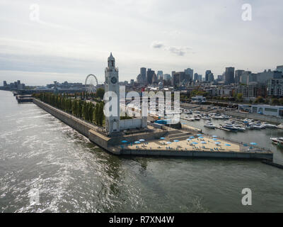 Vista aerea di un paesaggio urbano moderno durante una vivace giornata durante la stagione autunnale. Prese a Montreal, Quebec, Canada. Foto Stock