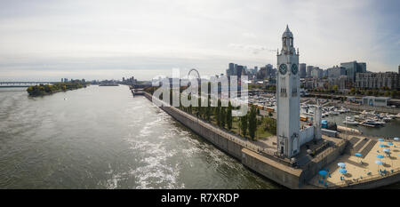 Antenna vista panoramica di un paesaggio urbano moderno durante una vivace giornata durante la stagione autunnale. Prese a Montreal, Quebec, Canada. Foto Stock