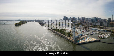 Antenna vista panoramica di un paesaggio urbano moderno durante una vivace giornata durante la stagione autunnale. Prese a Montreal, Quebec, Canada. Foto Stock