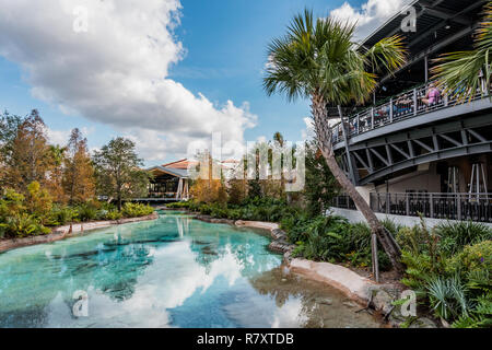 Orlando, Florida - Dicembre 2017 - colorata artificiale di acqua turchese del lago alla Lake Buena Vista, nel centro città in un cielo blu giorno Foto Stock