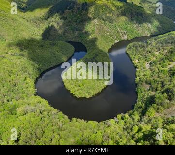 Francia, Puy de Dome, Queuille, Queuille meandro formata dal fiume Sioule (vista aerea) Foto Stock