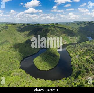 Francia, Puy de Dome, Queuille, Queuille meandro formata dal fiume Sioule (vista aerea) Foto Stock