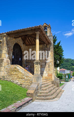 Antica chiesa cattolica (Dolmen y Capilla de la Santa Cruz), Cangas de Onis, Asturias, Spagna. Foto Stock