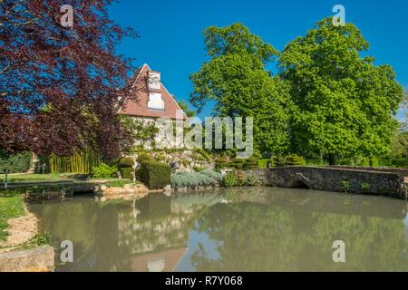 Francia, Cher, Berry, giardino di chateau d'Ainay le Vieil castello, Jacques Coeur road Foto Stock