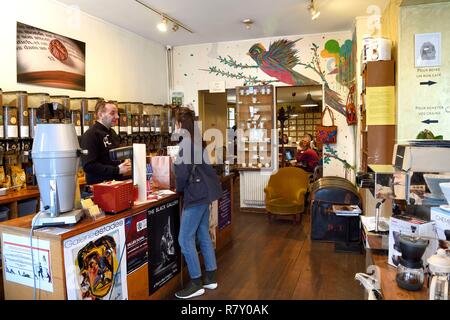 Francia, Parigi, il Cafeotheque rue de l'Hotel de ville, cafe ma anche spazio di tostatura e vendita del caffè Foto Stock