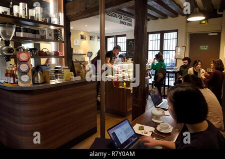 Francia, Parigi, il Cafeotheque rue de l'Hotel de ville, cafe ma anche spazio di tostatura e vendita del caffè Foto Stock