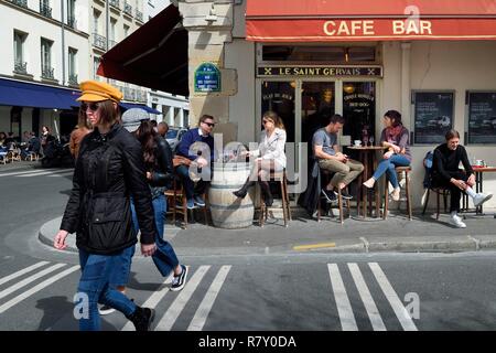 Francia, Parigi, Cafe bar ristorante Le Saint Gervais Rue Vieille du Temple Foto Stock