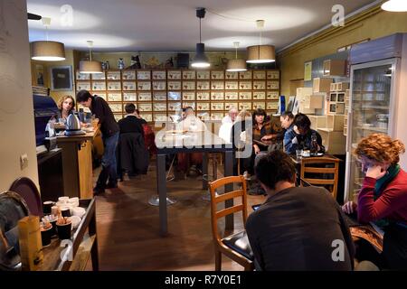 Francia, Parigi, il Cafeotheque rue de l'Hotel de ville, cafe ma anche spazio di tostatura e vendita del caffè Foto Stock