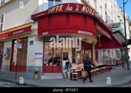 Francia, Parigi Montmartre, rue Lepic, brasserie Le Café des Deux Moulins che è stato utilizzato nel cinema del Le Fabuleux Destin d'Amelie Poulain movie Foto Stock