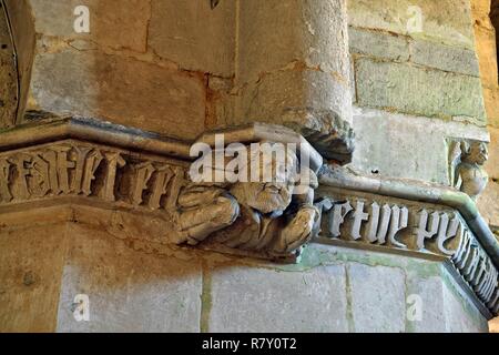 Francia, Charente Maritime, Saintonge, Saintes, tappa sulla strada di Saint Jacques de Compostela, Cripta della Saint Eutrope chiesa elencati come patrimonio mondiale dall' UNESCO Foto Stock