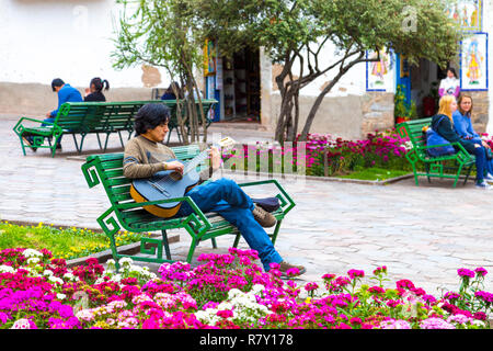 Uomo peruviano a suonare la chitarra in San Blas square, Cusco, Perù Foto Stock