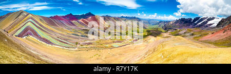 Vista panoramica di Vinicunca (arcobaleno Montagna) in Pitumarca, Perù Foto Stock