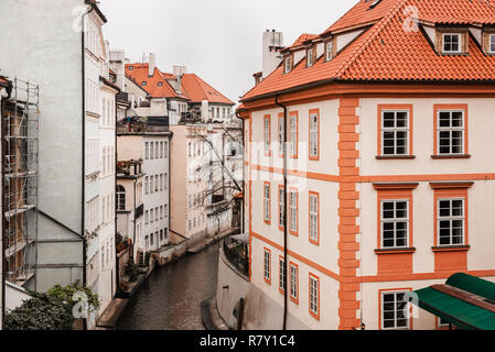 Vista di case lungo il diavolo il canale dal Ponte Carlo, Praga Foto Stock