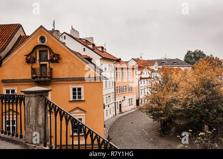 Vista di case lungo il diavolo il canale dal Ponte Carlo, Praga Foto Stock