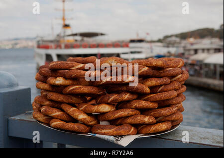 Tipico turco cucina di strada; Simit per la vendita sul Ponte Galata ad Istanbul in Turchia Foto Stock