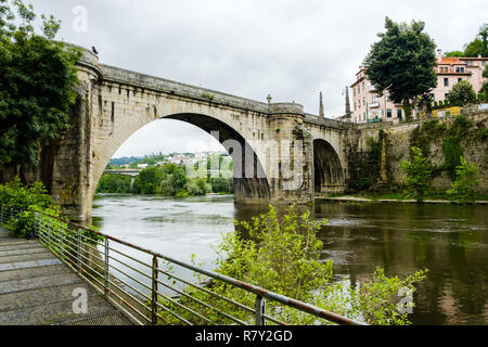 Amarante, Portogallo - 10 Giugno 2018 : Ponte di Sao Goncalo sul fiume Tamega, Distretto di Porto, Portogallo Foto Stock