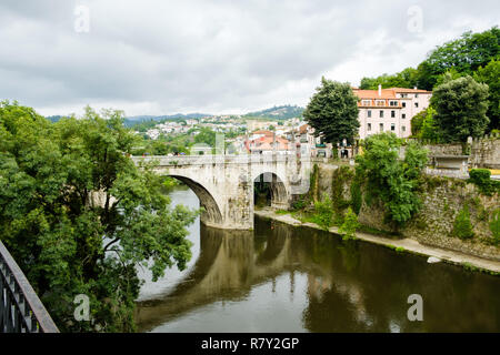 Amarante, Portogallo - 10 Giugno 2018 : Ponte di Sao Goncalo sul fiume Tamega, Distretto di Porto, Portogallo Foto Stock