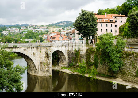 Amarante, Portogallo - 10 Giugno 2018 : Ponte di Sao Goncalo sul fiume Tamega, Distretto di Porto, Portogallo Foto Stock
