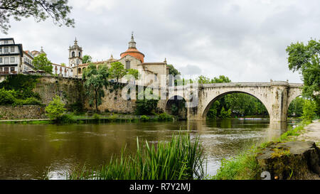 Amarante, Portogallo - 10 Giugno 2018 : Ponte di Sao Goncalo sul fiume Tamega, Distretto di Porto, Portogallo Foto Stock