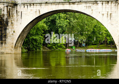 Amarante, Portogallo - 10 Giugno 2018 : Ponte di Sao Goncalo sul fiume Tamega, Distretto di Porto, Portogallo Foto Stock