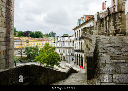 Amarante, Portogallo - 10 Giugno 2018 : vecchie strade che circolano nella chiesa di S. Goncalo, Distretto di Porto, Portogallo Foto Stock