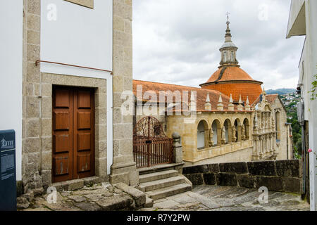 Amarante, Portogallo - 10 Giugno 2018 : vecchie strade che circolano nella chiesa di S. Goncalo, Distretto di Porto, Portogallo Foto Stock