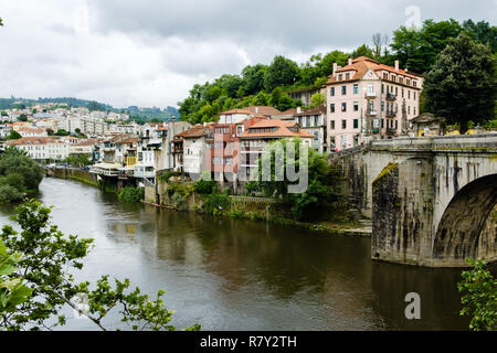 Amarante, Portogallo - 10 Giugno 2018 : Ponte di Sao Goncalo sul fiume Tamega, Distretto di Porto, Portogallo Foto Stock