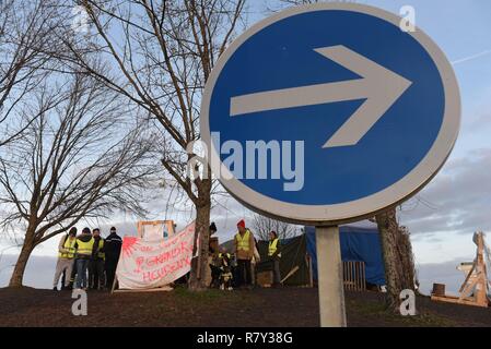 Dicembre 04, 2018 - Saint-Amand-MONTROND, Francia: giubbotti di colore giallo si riuniranno presso la rotatoria di Orval per protestare contro il presidente francese Emmanuel Macron's politiche. I manifestanti sono state occupando la rotonda e impostazione di traffico temporanei blocchi poiché la prima maglia gialla azione su Novembre 17. Hanno ascoltato il Primo Ministro francese per la decisione di sospendere le tasse sul carburante escursione che ha attivato la loro protesta ma subito promesso di mantenere sulla protesta fino a quando il governo non fa più per ridurre le disparità fiscali e di migliorare le loro condizioni. Foto Stock