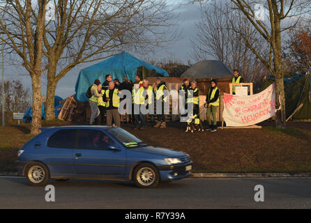 Dicembre 04, 2018 - Saint-Amand-MONTROND, Francia: giubbotti di colore giallo si riuniranno presso la rotatoria di Orval per protestare contro il presidente francese Emmanuel Macron's politiche. I manifestanti sono state occupando la rotonda e impostazione di traffico temporanei blocchi poiché la prima maglia gialla azione su Novembre 17. Hanno ascoltato il Primo Ministro francese per la decisione di sospendere le tasse sul carburante escursione che ha attivato la loro protesta ma subito promesso di mantenere sulla protesta fino a quando il governo non fa più per ridurre le disparità fiscali e di migliorare le loro condizioni. Foto Stock