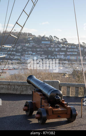 Canon sul quarto ponte di Britannia Royal Naval College si affacciano su di Dartmouth e fiume Dart Foto Stock