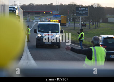 Dicembre 04, 2018 - Saint-Amand-MONTROND, Francia: giubbotti di colore giallo si riuniranno presso la rotatoria di Orval per protestare contro il presidente francese Emmanuel Macron's politiche. I manifestanti sono state occupando la rotonda e impostazione di traffico temporanei blocchi poiché la prima maglia gialla azione su Novembre 17. Hanno ascoltato il Primo Ministro francese per la decisione di sospendere le tasse sul carburante escursione che ha attivato la loro protesta ma subito promesso di mantenere sulla protesta fino a quando il governo non fa più per ridurre le disparità fiscali e di migliorare le loro condizioni. Foto Stock