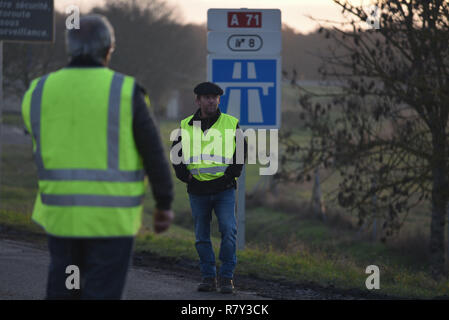 Dicembre 04, 2018 - Saint-Amand-MONTROND, Francia: giubbotti di colore giallo si riuniranno presso la rotatoria di Orval per protestare contro il presidente francese Emmanuel Macron's politiche. I manifestanti sono state occupando la rotonda e impostazione di traffico temporanei blocchi poiché la prima maglia gialla azione su Novembre 17. Hanno ascoltato il Primo Ministro francese per la decisione di sospendere le tasse sul carburante escursione che ha attivato la loro protesta ma subito promesso di mantenere sulla protesta fino a quando il governo non fa più per ridurre le disparità fiscali e di migliorare le loro condizioni. Foto Stock