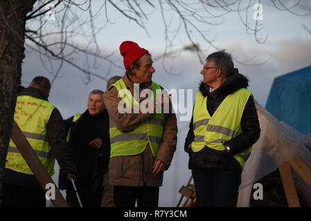 Dicembre 04, 2018 - Saint-Amand-MONTROND, Francia: giubbotti di colore giallo si riuniranno presso la rotatoria di Orval per protestare contro il presidente francese Emmanuel Macron's politiche. I manifestanti sono state occupando la rotonda e impostazione di traffico temporanei blocchi poiché la prima maglia gialla azione su Novembre 17. Hanno ascoltato il Primo Ministro francese per la decisione di sospendere le tasse sul carburante escursione che ha attivato la loro protesta ma subito promesso di mantenere sulla protesta fino a quando il governo non fa più per ridurre le disparità fiscali e di migliorare le loro condizioni. Foto Stock