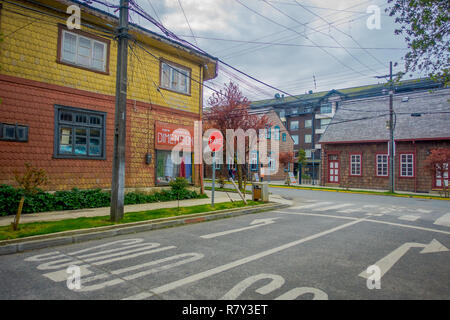 PUERTO VARAS, Cile, Settembre 23, 2018: veduta esterna del giallo casa in legno edificio situato in Puerto Varas in Cile Foto Stock