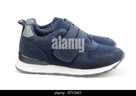 Coppia di blu scamosciato bambino scarpe sportive isolato su bianco Foto Stock