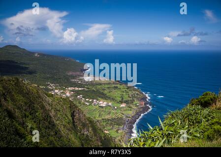Portogallo Azzorre, l'isola di Faial, Baia de Ribeira, vista in elevazione del Porto da Faja Foto Stock
