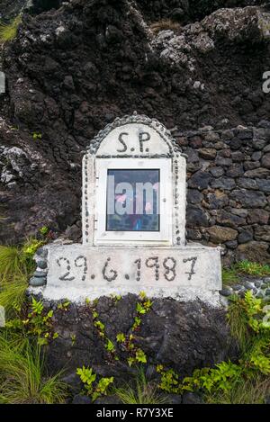 Portogallo Azzorre, l'isola di Faial, Baia de Ribeira, religiosi memorial Foto Stock