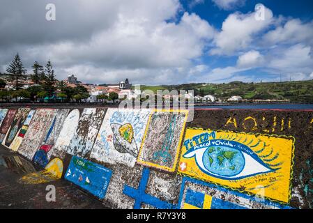 Portogallo Azzorre, l'isola di Faial, Horta, Horta Marina con dipinti di yachties sui suoi piloni Foto Stock