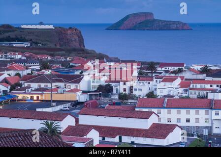 Portogallo Azzorre, l'isola di Terceira, Angra do Heroismo, elevati vista città, sera Foto Stock