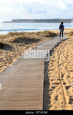 Il Portogallo, Algarve, Sagres, pontile in legno che conduce alla spiaggia nei pressi di Martinhal Foto Stock