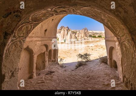 Turchia, Anatolia centrale, Nev&#x15f;ehir provincia, Cappadocia UNESCO World Heritage Site, Göreme, valle delle rose, paesaggio di tufo vulcanico colline, Camini di Fata e vestigia di abitazioni troglodite nel Parco nazionale di Göreme Foto Stock