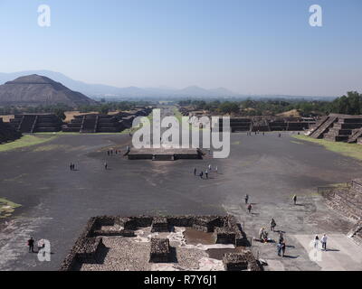 Splendido Viale dei Morti e la Piramide del sole sulla sinistra al Teotihuacan rovine vicino alla capitale città del Messico paesaggi con cielo blu chiaro nel 2018 caldo Foto Stock