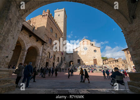Vista orizzontale della Piazza del Duomo a San Gimignano, Italia. Foto Stock